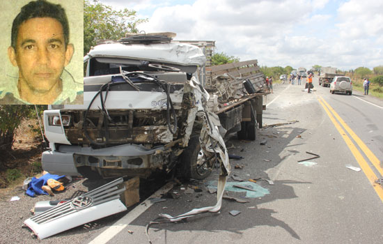 Caminhão seguia para Ponto Novo e foi atingido pela carroceria do outro.