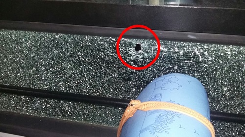 Um dos tiros atingiu o vidro lateral próximo a um dos assentos.