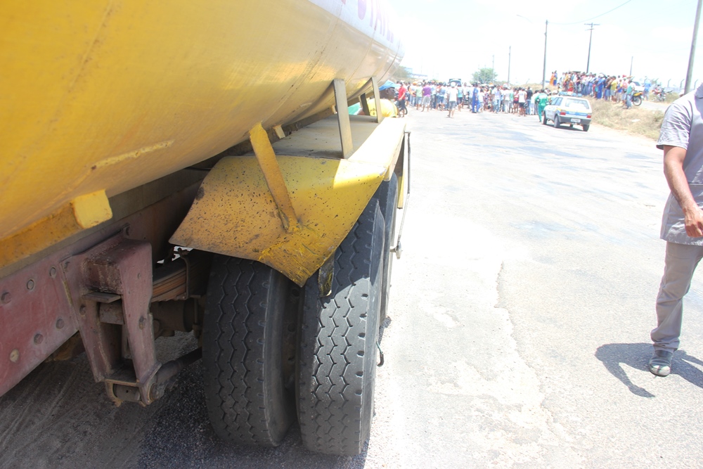 Local onde a moto se chocou protege o truck