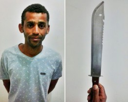 Assaltante após apresentado na Delegacia com a arma do crime.