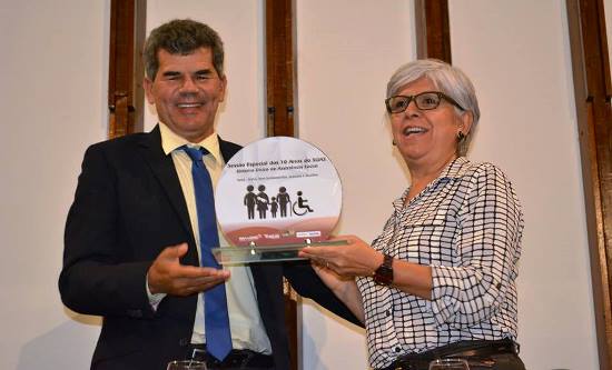 Gika homenageado com um a placa.