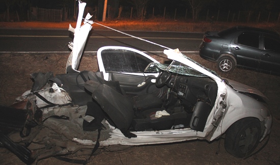 Celta depois de capotar a ser atingido pelo ônibus.