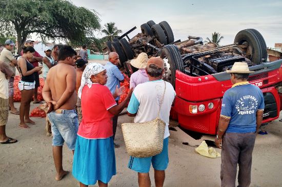 caminhao capotado na br 324