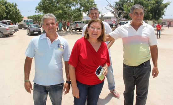 Sob sol forte, a deputada visitou algumas casas acompanhada pelo ex-prefeito Serginho.