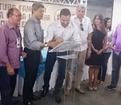 Presidente assinando o convênio.