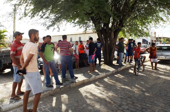 Atletas e pequeno grupo de torcedores ficaram no aguardo da abertura do portão. Humilhante para uma equipe profissional. Foto: Hora da Verdade.