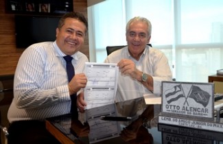 Alex exibe sua recente filiação ao PSD.