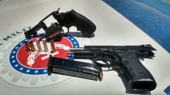 arma encontrada com a dupla morta