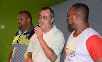 Ismael Ferreira discursa. A sua direita José Silva - secretário Executivo do CONSISAL e esquerda Tytta Ferreira, coordenador do evento.