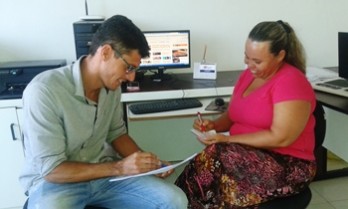 Secretário Leonardo Mascarenhas e coordenadora de epidemiologia Deniere Santiago.