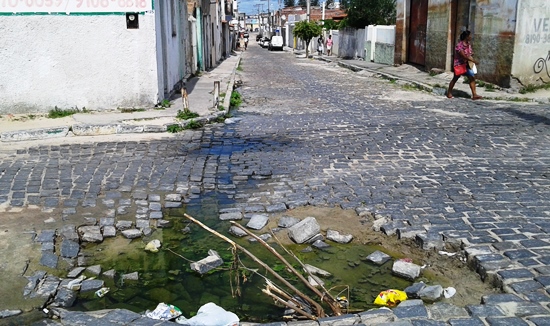 Prefeitura precisa acelerar o ritmo priorizando o tapa buraco onde tenha água parada. Moradores também devem comunicar situação de suas ruas.