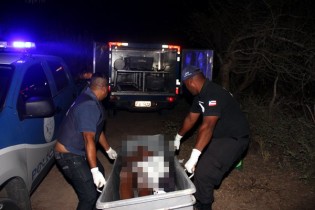 Corpo foi retirado por volta de 1 hora da madrugada deste domingo.