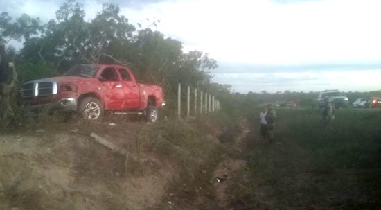 Veículo ficou no sentido contrário ao destino após parar dentro de uma roça