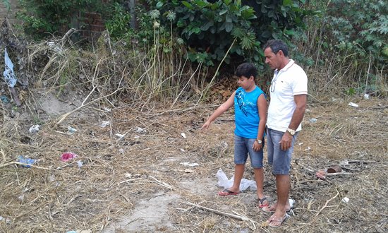 Garoto mostra ao pai (Ze Maria) o local onde o bebê foi abandonado