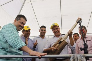 Governador Rui Costa na sua visita a Coité conheceu o instrumento feito com flecha de sisal.