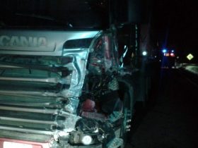 Carreta que colidiu de frente com o carro do cantor Renan Ribeiro