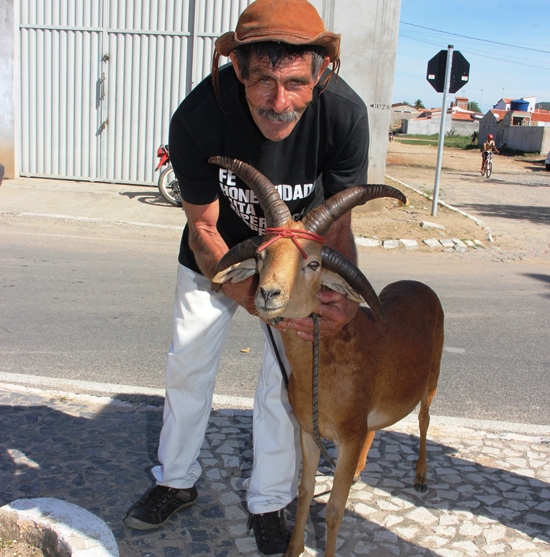 Anacleto posa para foto com 'minha famia' . Disse que vende por R$ 1.500