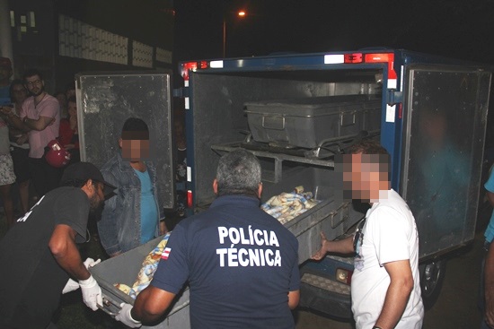Corpo só foi removido no inicio da noite e conduzido para o Departamento de Polícia Técnica - DPT de Feira de Santana| Foto: Raimundo Mascarenhas