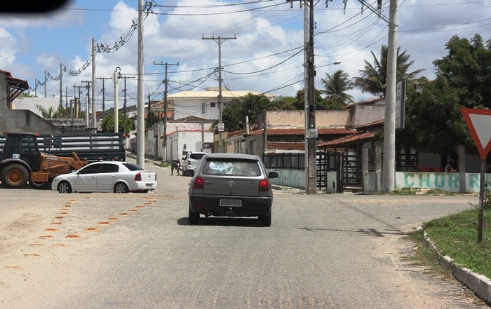 Caminhonete com pelo menos 9 pessoas cruzou a pista assim como está fazendo esse Gol quando foi atingida | Foto: Raimundo Mascarenhas