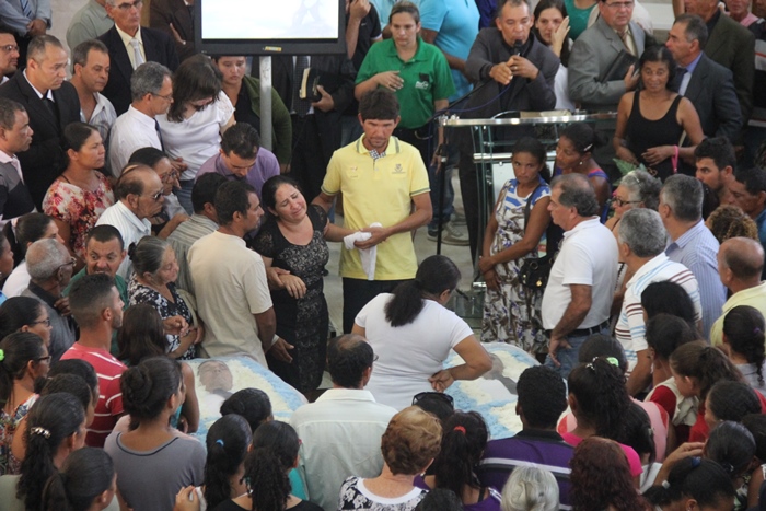 Sinara amparada ao se aproximar do caixão do esposo Jorge | Foto: Raimundo Mascarenhas