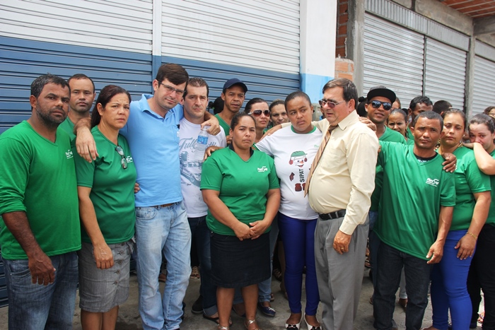 Fagner (de azul) Francisco (de gravata) ao lado dos funcionários que foram de farda para homenagear Jorge