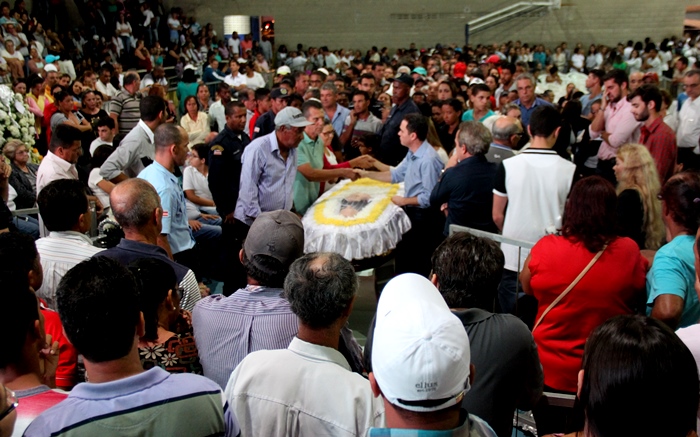 Deputado Tom Araújo sendo consolado por cada pessoa que esteve ao lado do caixão