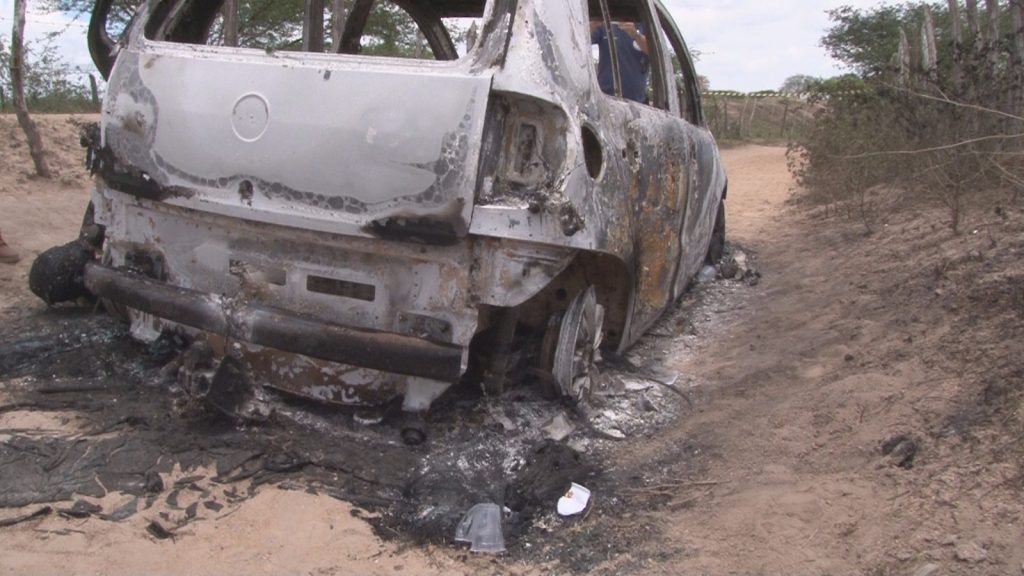 carro-incendiado-em-santa-barbara