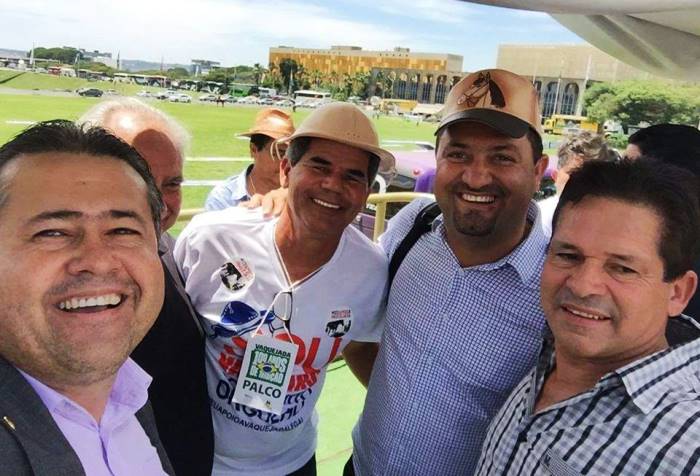 Deputado Gika ao lado do colega Alex da Piatã, prefeito de Serrinha Osni Cardoso e Vardinho Serra empresário responsável por promover a maior vaquejada do Norte Nordeste