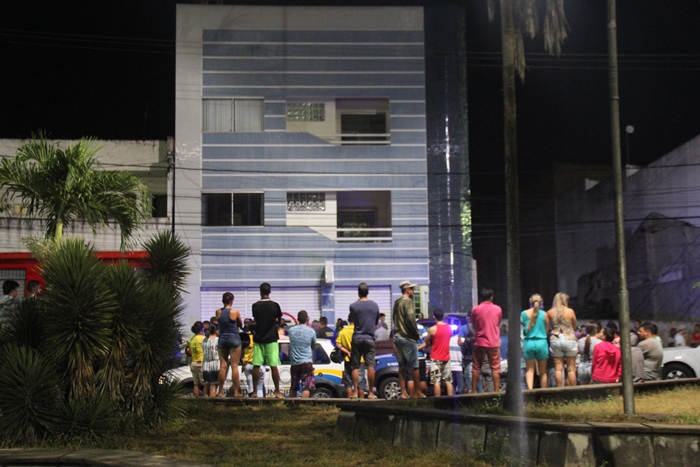 Curiosos em frente ao local do crime | Foto: Raimundo Mascarenhas