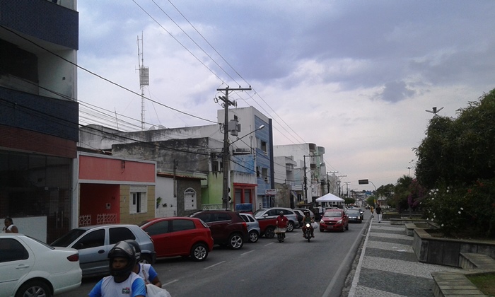 Casa e comércio de Marcio ficam neste prédio azul a esquerda da foto 