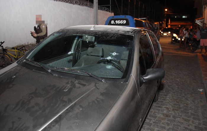 Tiros foram disparados pelo pára-brisa | Foto: Raimundo Mascarenhas T