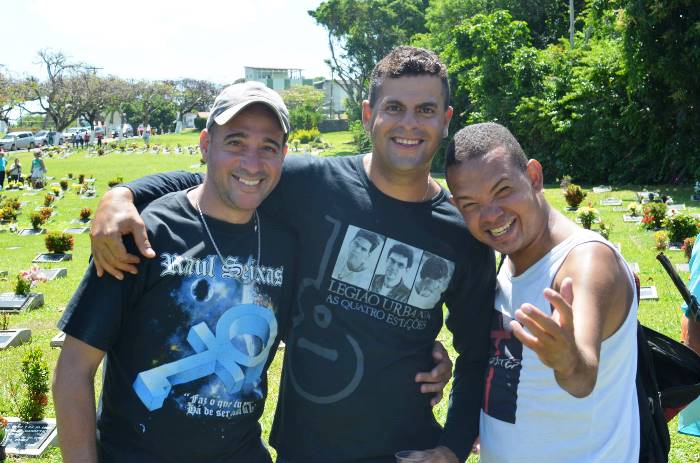 O CN encontrou um serrinhense no Jardim da Saudade prestando homenagem a raulzito