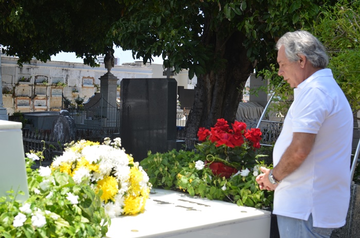 Paulo Magalhães vista túmulo do seu pai também ex-deputado Ângelo Magalhães