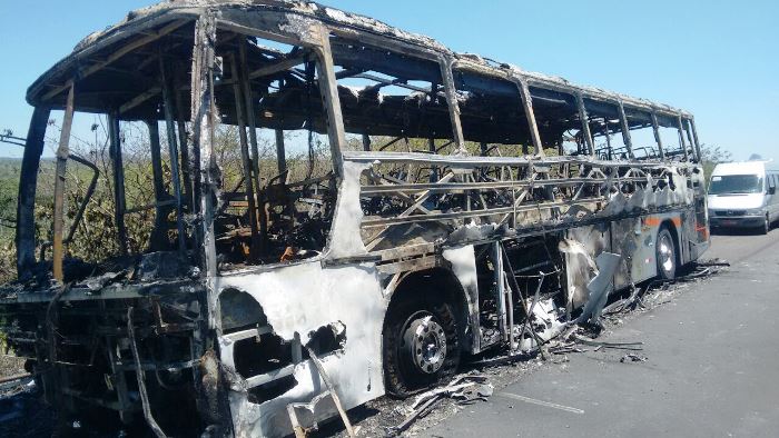 O que restou do coletivo após o fogo. Veículo tinha seguro