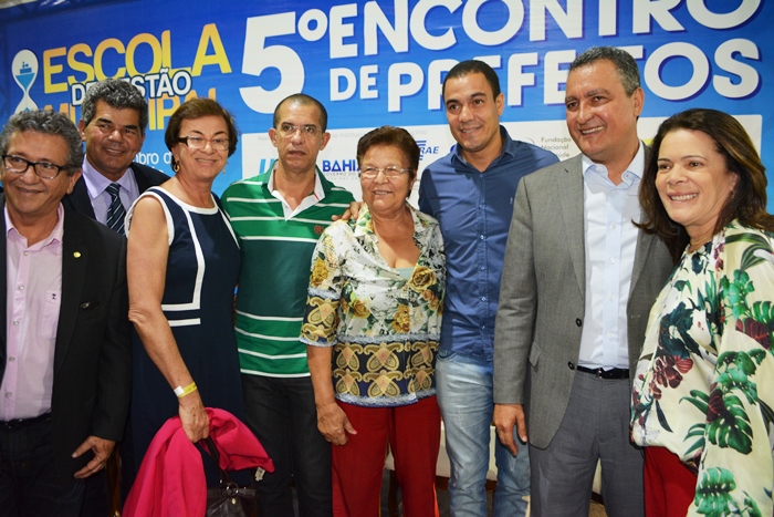 Gika posa ao lado de colegas parlamentares, governador e outra slideranças