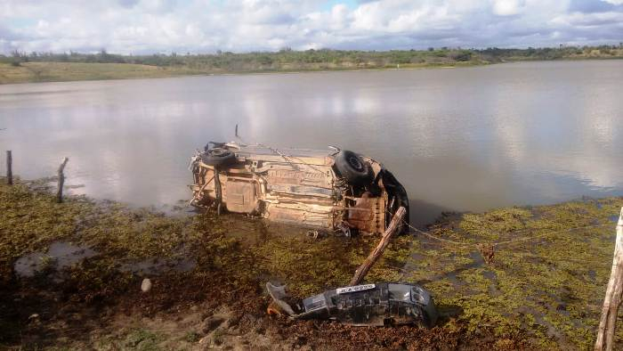 Depois de tomarem carro de assalto, bandidos sofrem acidente em açude e um deles morre