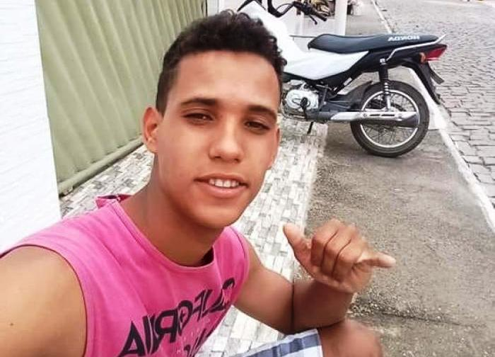 Jovem é morto a pauladas quando chegava em casa depois de participar de festa de paredão