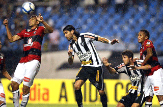 Wallace-disputa-a-bola-com-