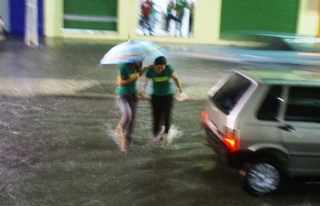 Chuva em coite. Apenas 30 minutos para alagar o centro da cidade