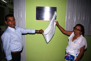 Ex-presidente da Câmara de Capela alterou a placa para ter seu nome lembrado - foto: Raimundo Mascarenhas