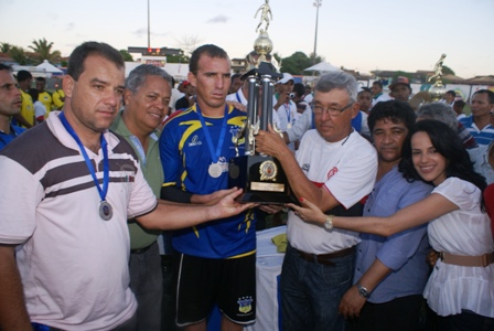 Presidente da Liga Coiteense,Prefeito Renato Souza no ato da entrega do troféu de vice - foto: Raimundo Mascarenhas
