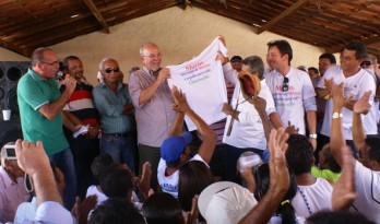 Os amigos vestiram a camisa em homenagem a Negromonte e um lhe foi entregue pelo prefeito