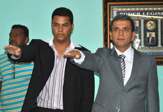 Paulo Henrique (de preto) assume gestão municipal.
