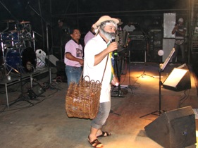 O Véio do Forrobodó é o vocalista da banda