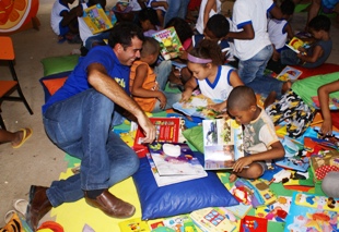 Prefeito encantado com alegria da criançada pediu a elas que fizem leitura