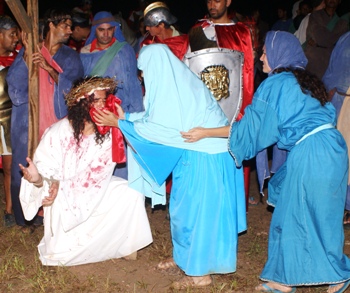 Verônica limpa a face de Cristo