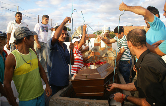 sepultamento-pe-de-serra-capela-do-cemiterio-foto-raimundo-mascarenhas-a-jovem.jpg
