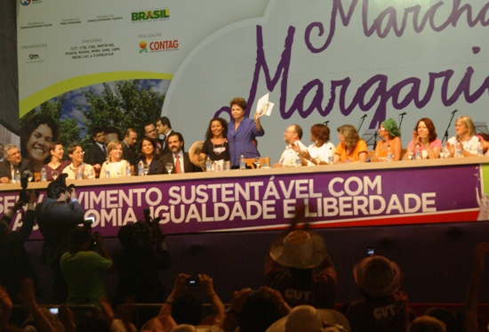 dilma entrega caderno - des - foto - raimundo mascarenhas