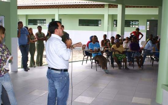 entrega de fardamento aos alunos de barreiras - barrocas - almir