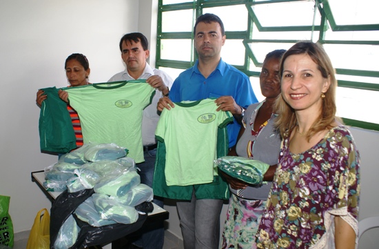 entrega de fardamento aos alunos de barreiras - barrocas